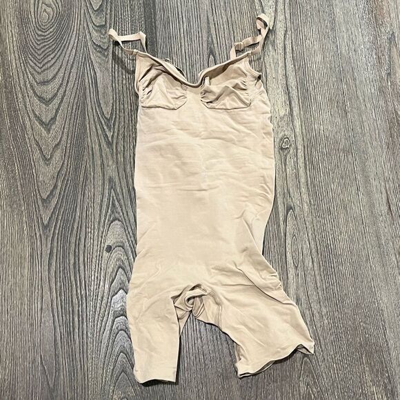 NWOT Skims Sculpting Bodysuit Mid-Thigh Seamless Shapewear Bodycon Sand Size L - Picture 1 of 3